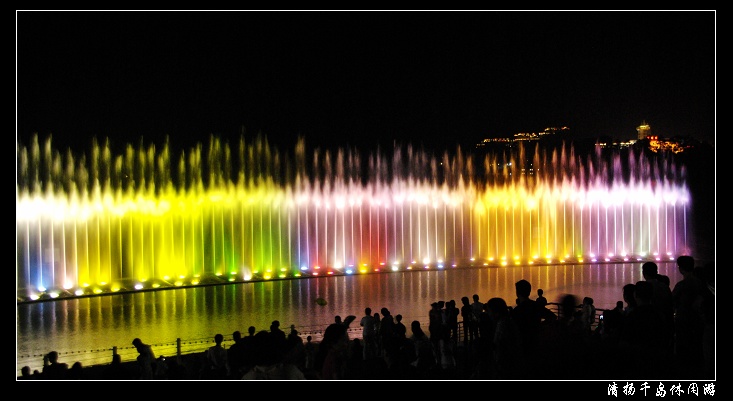 晚上在千岛湖广场看到的音乐喷泉