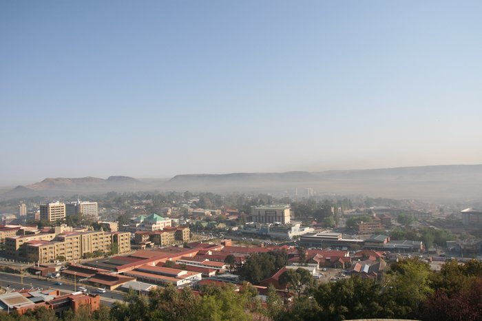 首都马塞卢很小，只有大约３０万人，估计面积跟柯桥差不多大．
