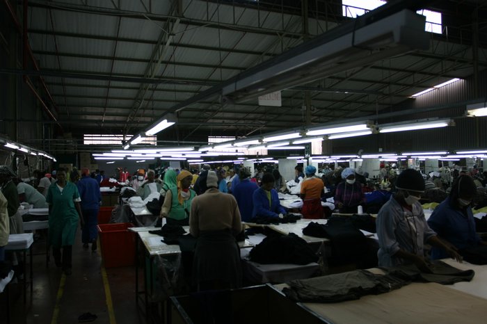 莱索托的服装业尤其发达,因为国家对服装出口退税有很大优惠,因此很多国内和台湾人都来这里建厂投资.