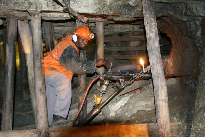 里面有工人表演采矿的过程.