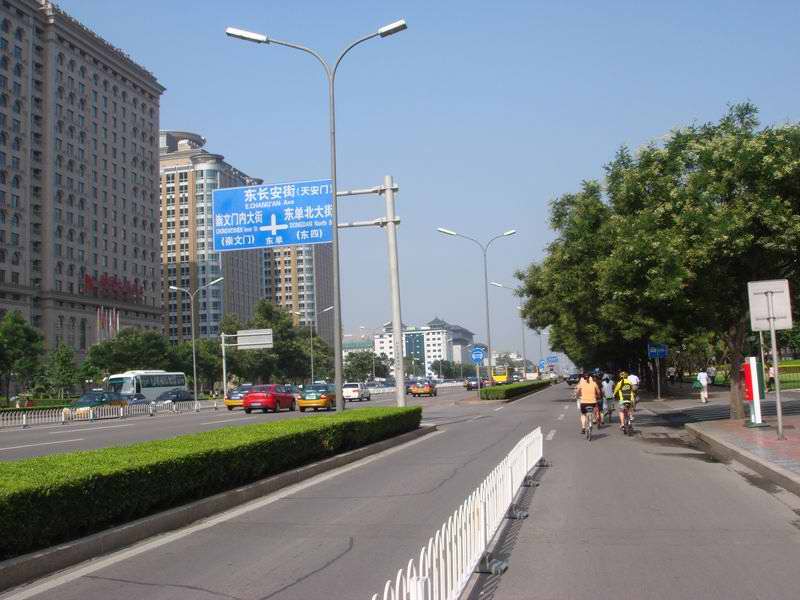 长安街上，自行车车道很宽，一切都显着北京作为首都的大气