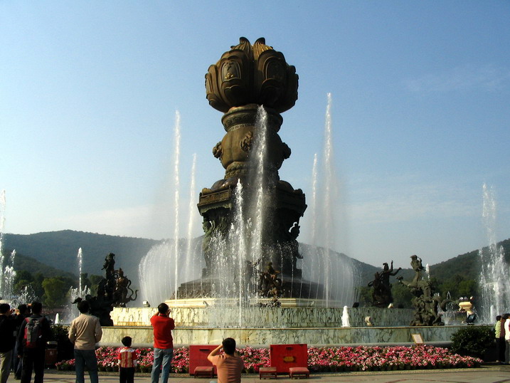 象音乐喷泉，水喷的老高
