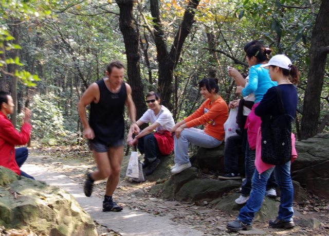 跑步上山的老外，咋没去马拉松呢