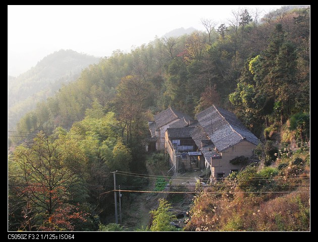 山坡上独立的小屋