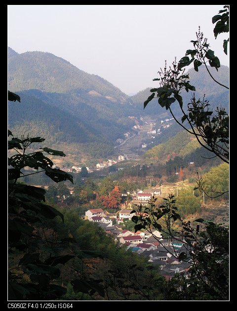 高站远眺山下的孙岙村