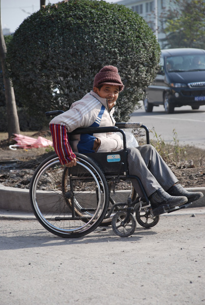 等待的时候，看见一个残疾的老人朝我们望来，可能想说，我的腿可以的话，我也骑车，而不是坐在轮椅上。