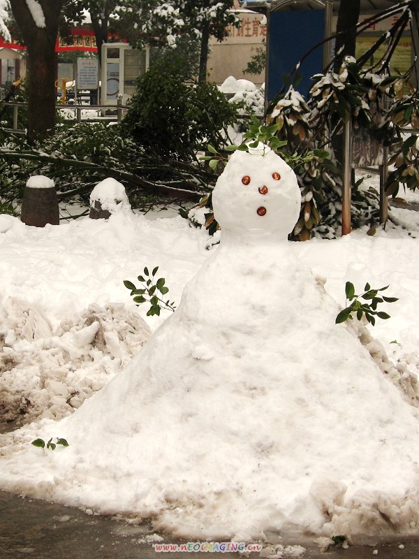 小区里 我们出去时 看见难得有一家三口的在玩 回来时 很不错的一个雪人就在哪里了