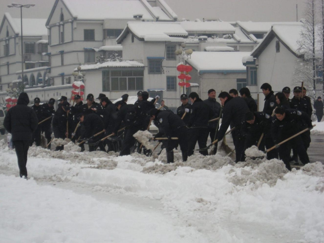 收工的时候看到好多警察在扫雪~