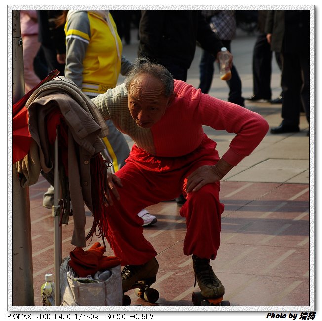 在南京路上玩轮滑的老人