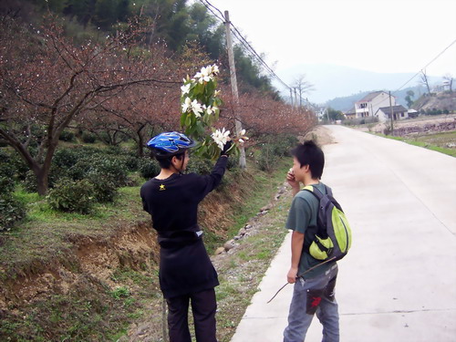 俩采花大盗，其中一个还是90后。。呼呼