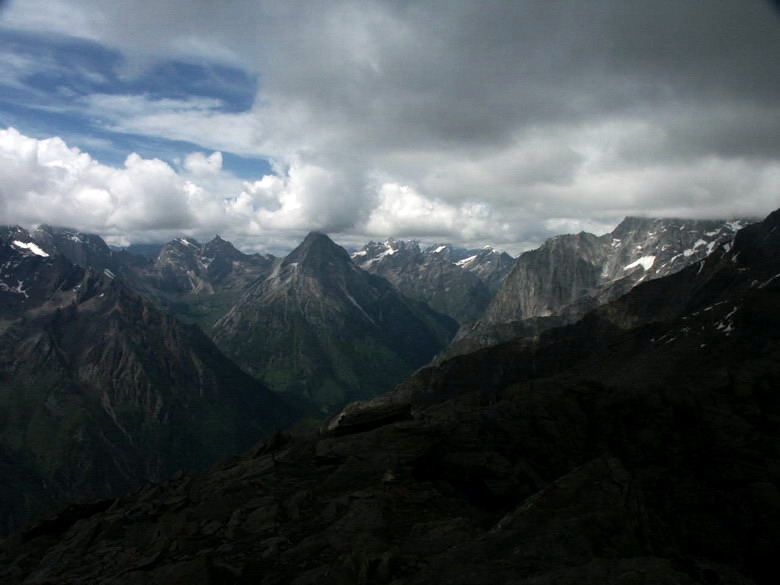 从山顶看四面的山