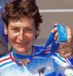 在2000年悉尼奥运会上夺得女子公路车个人计时赛铜牌