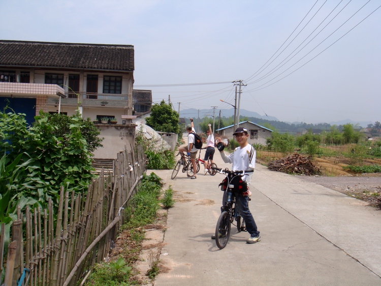 途中挥手道别。