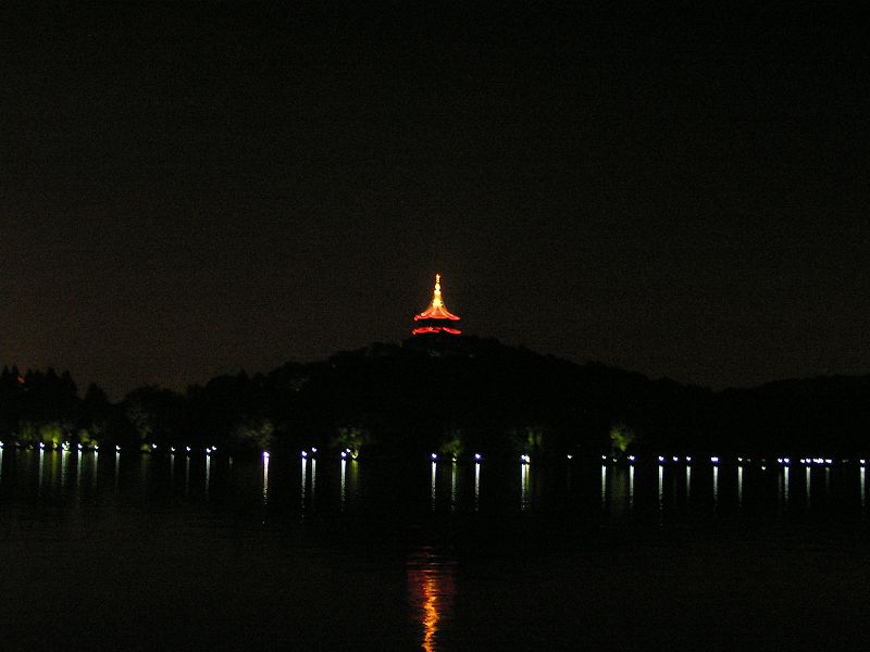 西湖和来峰塔