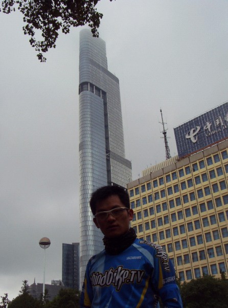 南京最高楼--紫金大厦前