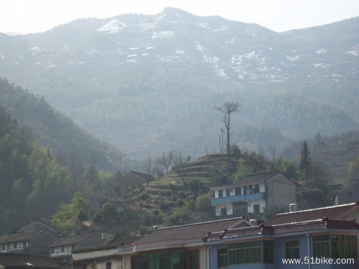 山顶上的积雪