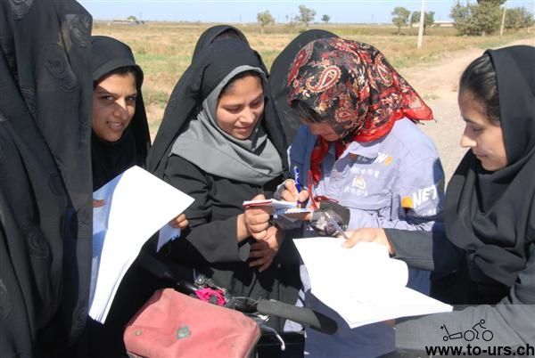 才进入伊朗国境就被一群伊朗女生包围索求签名