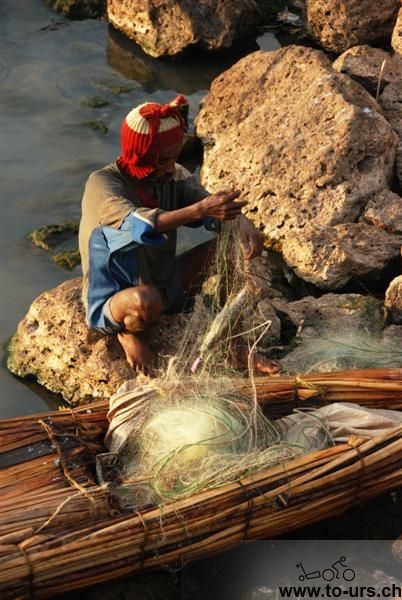 渔民早晨在湖里捕捞，小船真的很小，用干芦苇做的