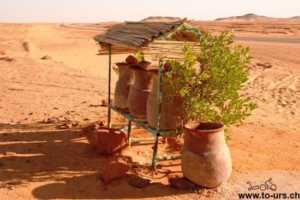 沙漠里无伦何处你都常常看得到这些水罐，让人看到希望