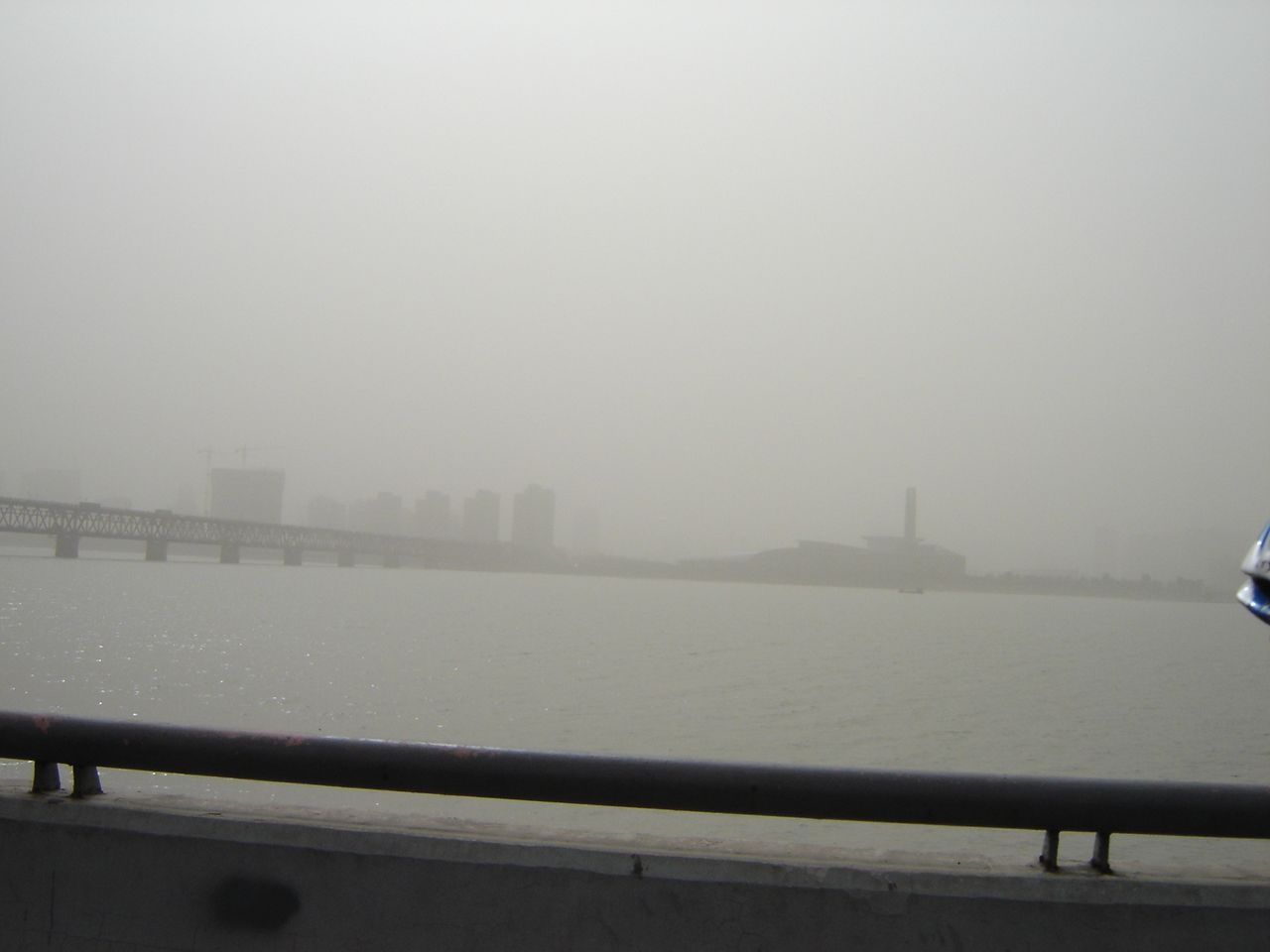 杭州的沙尘天气，头一会见过。之前在北京是常见的天气
