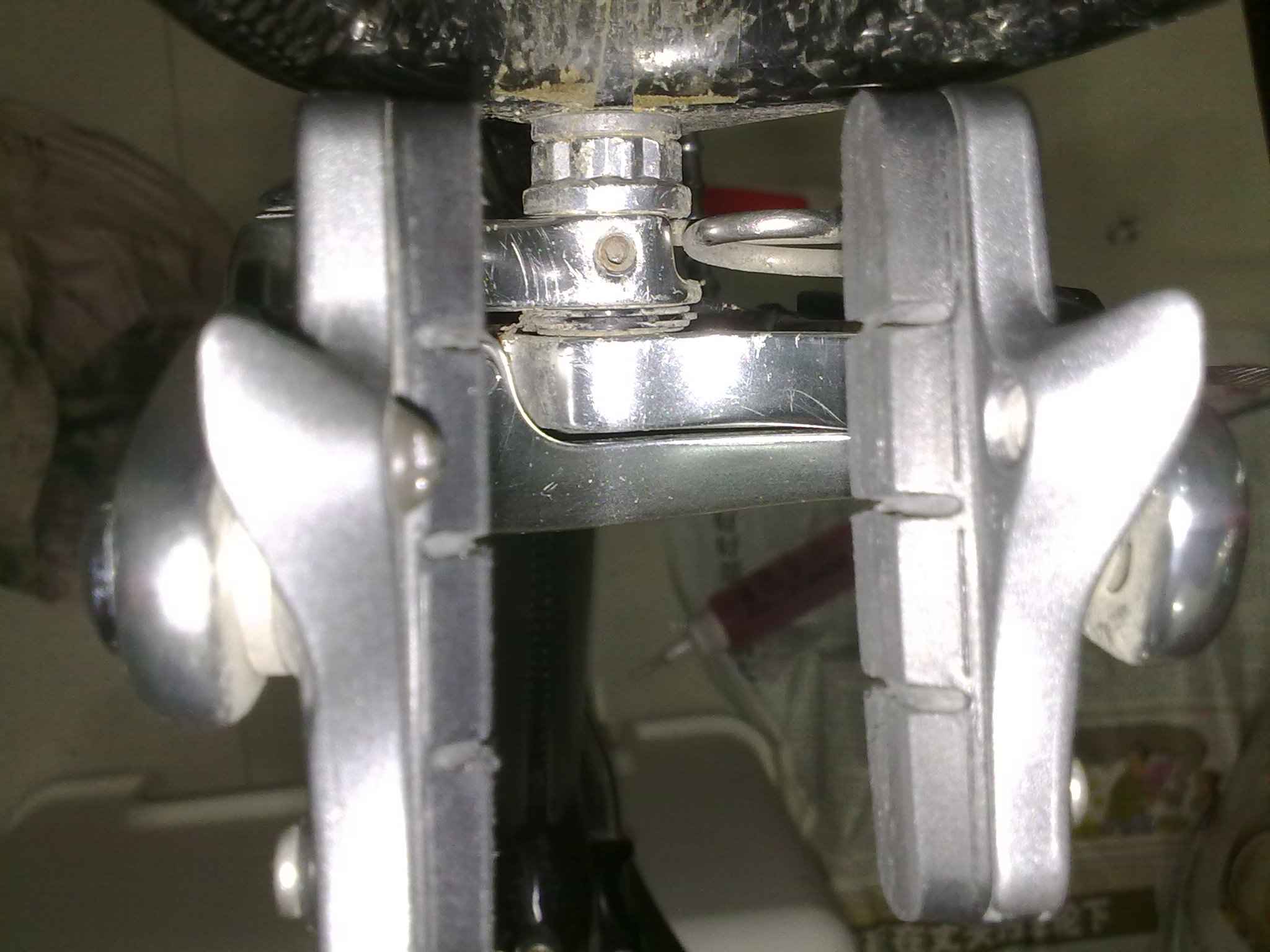 还有清洗时检查刹车块上的竖槽，如果磨没了，那就要换刹车块了