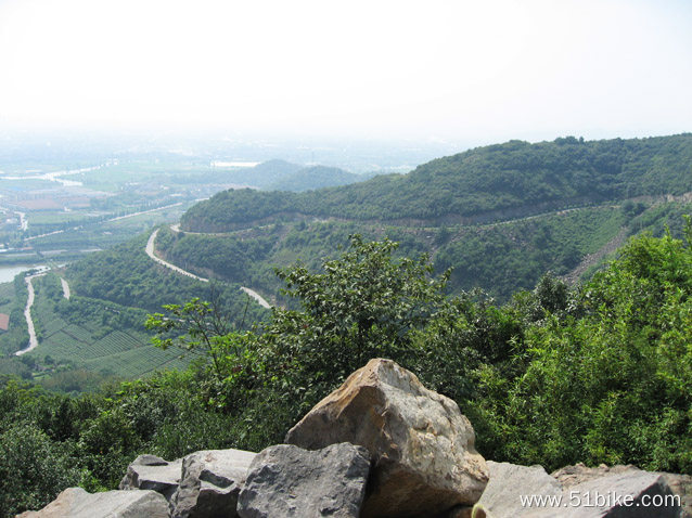 西天竺的盘山公路缠缠绕绕，值叫人心肠纠结。.jpg