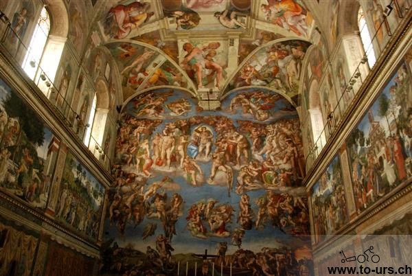 看过达芬奇的密码吗？这就是里面提到的那个梵蒂冈选举教皇的密室希思汀室，米开朗基罗的设计和绘画