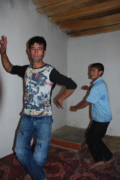 塔吉克人家是那么热爱歌舞