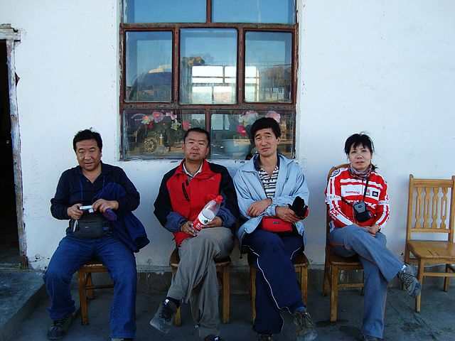 左起天山老生，李论家，老刘，彩虹，在喀木斯特村路边的小店养神