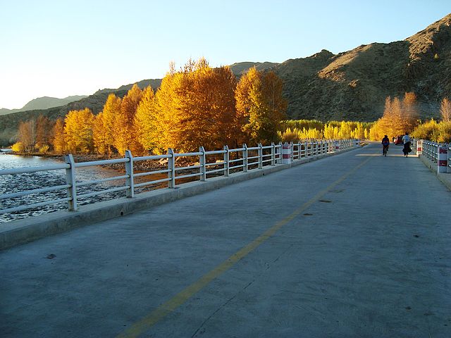 可可托海小镇，通往额尔齐斯河大峡谷景区的路上，夕阳西下