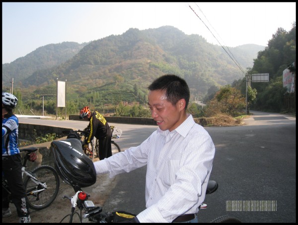 大熊试骑虎牛的车，太重了都是汗水。