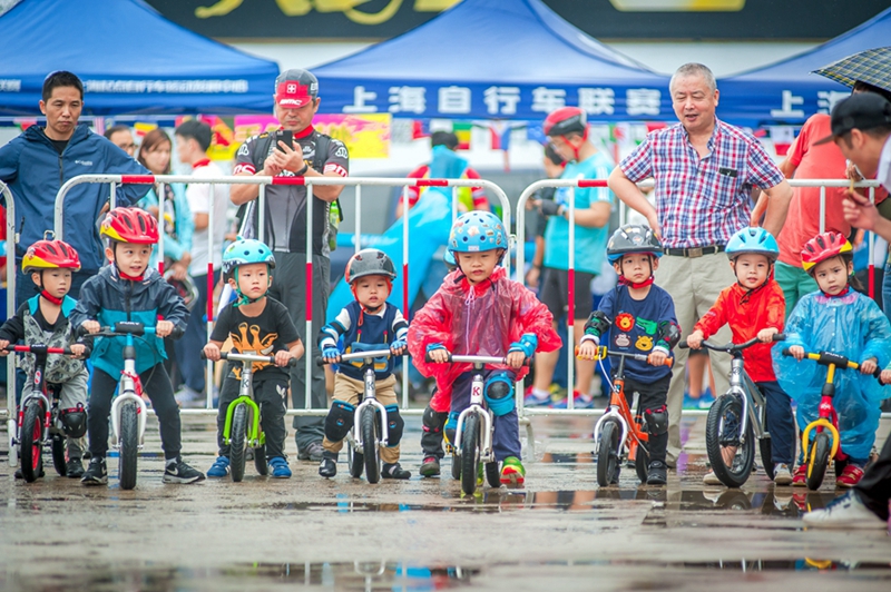 赛道激情、亲子骑跑，上海自行车联赛天马山站